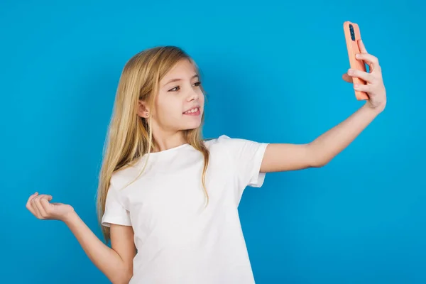 Portrait Beautiful Caucasian Girl Wearing Shirt Taking Selfie Send Friends — Stock Photo, Image