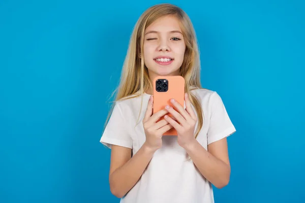 Glad Vacker Kaukasiska Flicka Bär Shirt Med Hjälp Självtelefon Och — Stockfoto