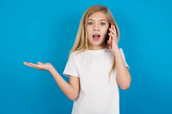 Tişört Giyen Güzel Beyaz Bir Kız Telefonda Konuşuyor Elleri Yüzlerinde — Stok fotoğraf