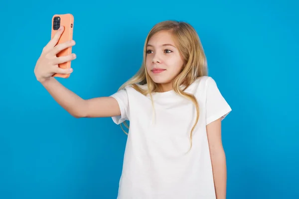 Tişört Giyen Mutlu Beyaz Bir Kız Cep Telefonuyla Selfie Çekiyor — Stok fotoğraf