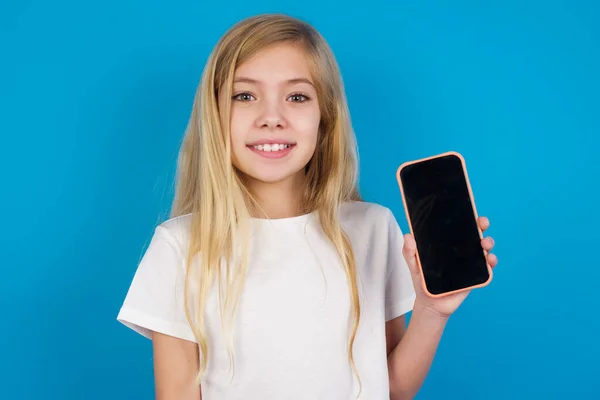 Glimlachend Mooi Blank Meisje Shirt Met Leeg Telefoonscherm Reclame Communicatieconcept — Stockfoto