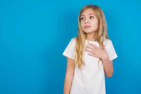 Glada Vackra Kaukasiska Flicka Bär Shirt Uttrycker Positiva Känslor Påminner — Stockfoto