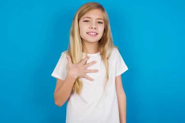 Mooi Kaukasisch Meisje Draagt Shirt Glimlacht Tandjes Kan Niet Geloven — Stockfoto