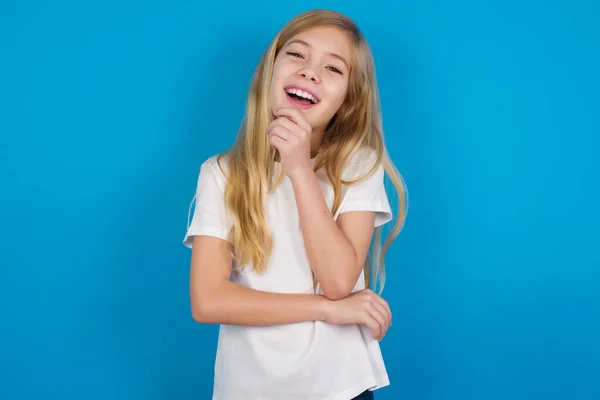 Piękny Kaukaski Dziewczyna Noszenie Shirt Śmieje Szczęśliwie Trzyma Rękę Podbródek — Zdjęcie stockowe