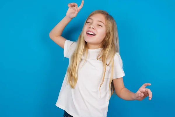 Foto Upbeat Hermosa Chica Caucásica Con Camiseta Tiene Diversión Baila —  Fotos de Stock