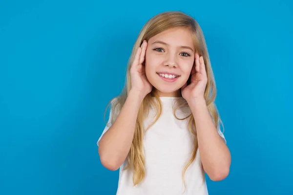 Bela Menina Caucasiana Vestindo Shirt Agradável Olhando Alegre Reação Feliz — Fotografia de Stock