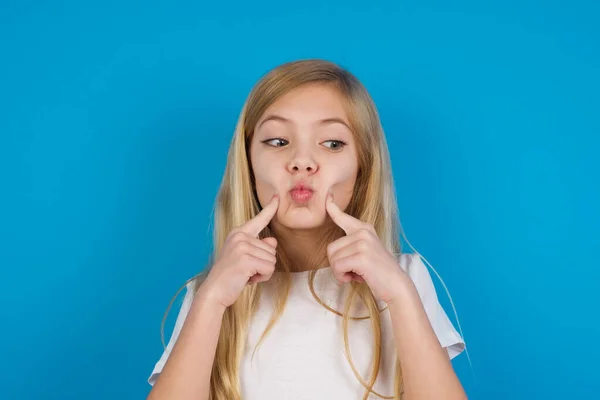 Bela Menina Caucasiana Vestindo Shirt Cruza Olhos Faz Lábios Peixe — Fotografia de Stock