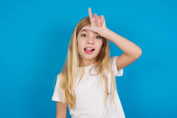 Bela Menina Caucasiana Vestindo Gestos Shirt Com Dedo Testa Faz — Fotografia de Stock