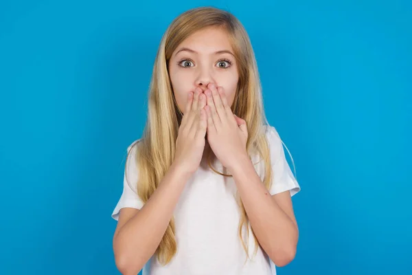 Bela Menina Caucasiana Vestindo Shirt Mantém Mãos Boca Olha Com — Fotografia de Stock