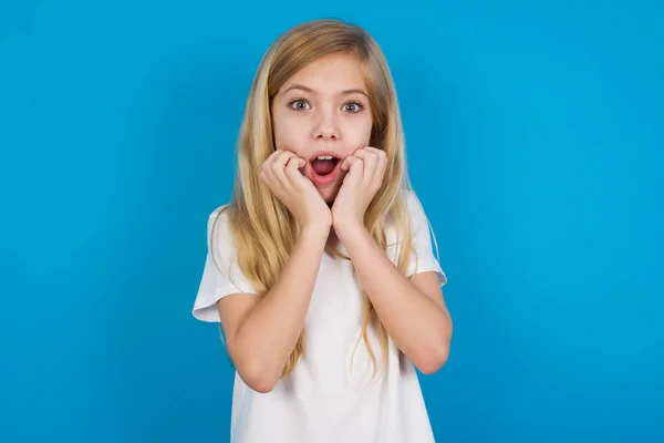 Speechless Bela Menina Caucasiana Vestindo Shirt Mantém Mãos Perto Boca — Fotografia de Stock