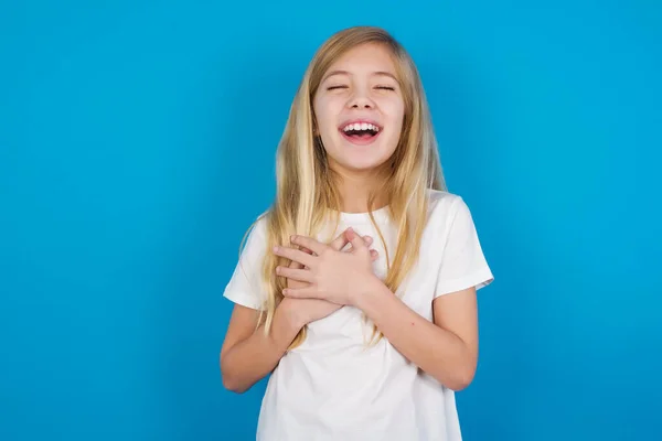 Tişört Giyen Güzel Beyaz Kız Mutluluğunu Ifade Ediyor Gülüyor Ellerini — Stok fotoğraf