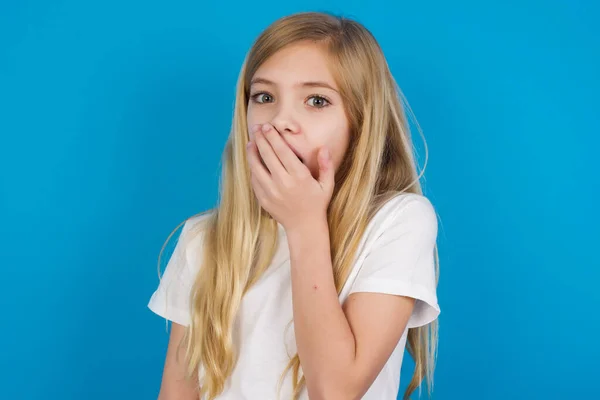 Tişört Giyen Güzel Beyaz Kız Ağzını Kapatıyor Kameraya Hayretle Bakıyor — Stok fotoğraf