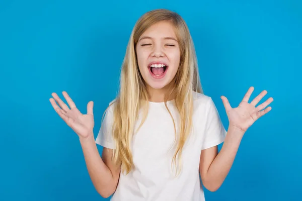 クレイジーな怒り狂った美しい白人少女は Tシャツを大声で叫び 怒って怒鳴るジェスチャー 否定的な人間の感情感情の概念 — ストック写真