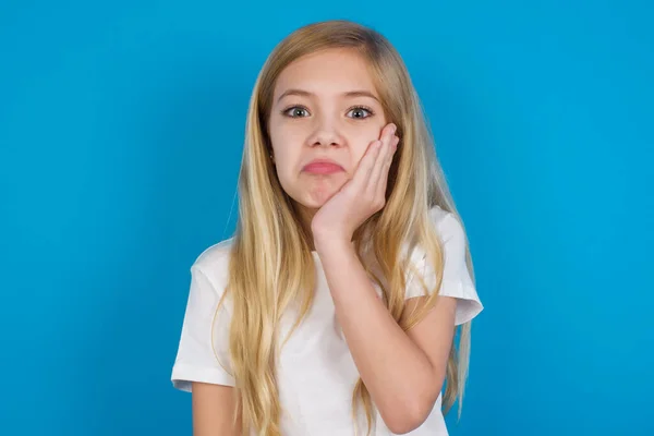 Triste Solitário Bela Menina Caucasiana Vestindo Shirt Toca Bochecha Com — Fotografia de Stock