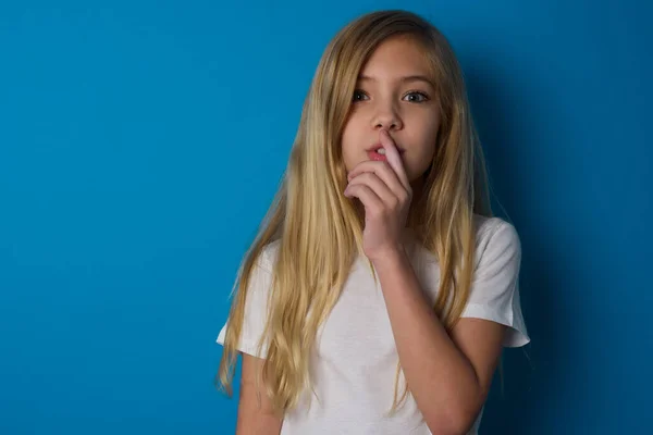 Surpreendido Bela Menina Caucasiana Vestindo Shirt Faz Gesto Silêncio Mantém — Fotografia de Stock