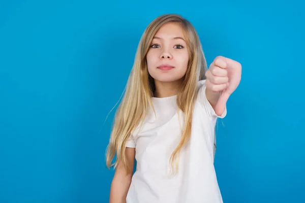 Bela Menina Caucasiana Vestindo Shirt Olhando Infeliz Irritado Mostrando Rejeição — Fotografia de Stock