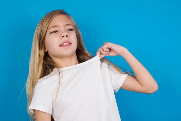 Hermosa Chica Caucásica Vistiendo Camiseta Estresada Ansiosa Cansada Frustrada Tirando —  Fotos de Stock