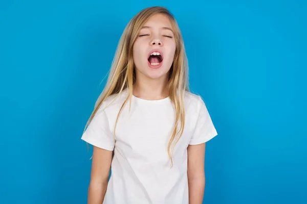 Bela Menina Caucasiana Vestindo Shirt Bocejos Com Boca Aberta Stands — Fotografia de Stock