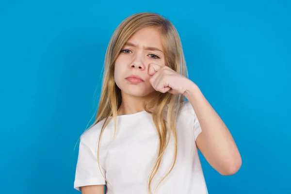 Desapontado Dejectado Bela Menina Caucasiana Vestindo Lenços Shirt Lágrimas Está — Fotografia de Stock