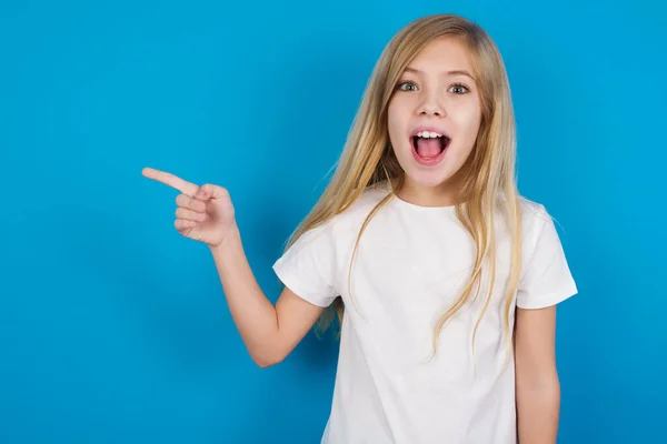 Hermosa Chica Caucásica Usando Shirtpoints Lado Espacio Blanco Copia Promoción — Foto de Stock