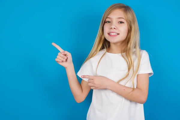 Hermosa Chica Caucásica Usando Puntos Camiseta Espacio Copia Indica Para — Foto de Stock