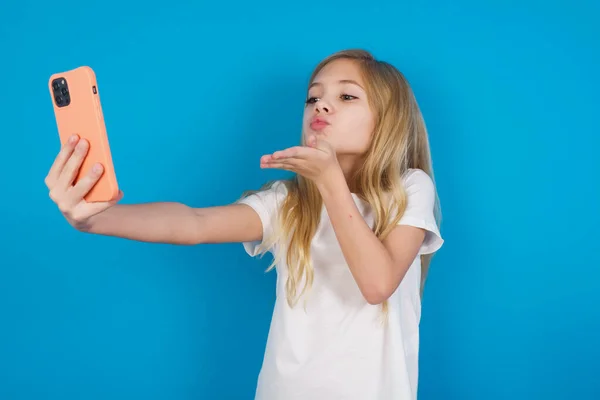 Vacker Kaukasiska Flicka Bär Shirt Blåser Luft Kyss Kameran Smartphone — Stockfoto