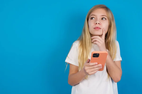 Chica Piensa Profundamente Algo Utiliza Teléfono Móvil Moderno Trata Inventar — Foto de Stock