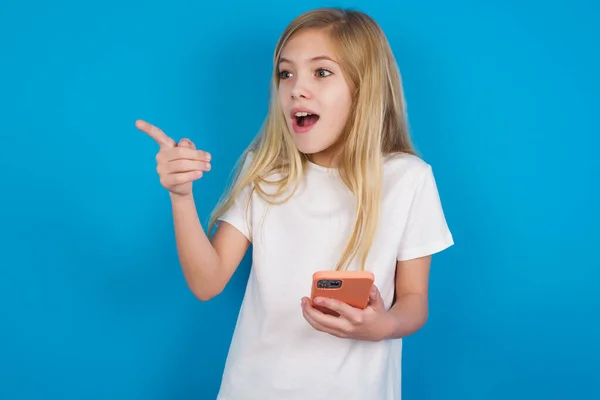 Stunned Beautiful Caucasian Girl Wearing Shirt Points Sideways Right Copy — Stock Photo, Image