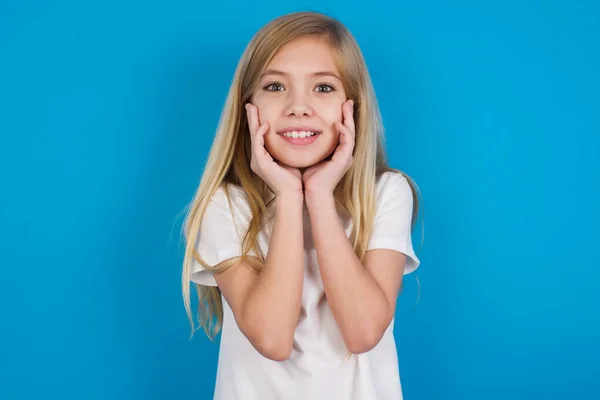 Gelukkig Mooi Blank Meisje Draagt Shirt Raakt Beide Wangen Zachtjes — Stockfoto