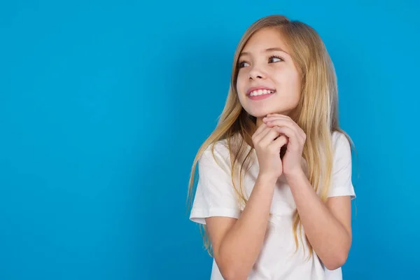 Glad Vacker Kaukasiska Flicka Bär Shirt Förutser Något Fantastiskt Hända — Stockfoto