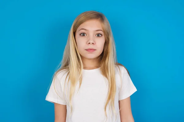 Bela Menina Caucasiana Atordoada Vestindo Olhares Camiseta Reage Notícias Chocantes — Fotografia de Stock