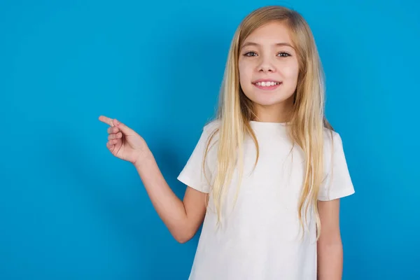 Positivo Hermosa Chica Caucásica Con Camiseta Con Expresión Satisfecha Indica —  Fotos de Stock