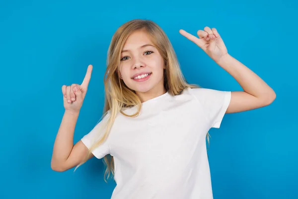 Alegre Hermosa Chica Caucásica Usando Camiseta Demostrando Peinado —  Fotos de Stock