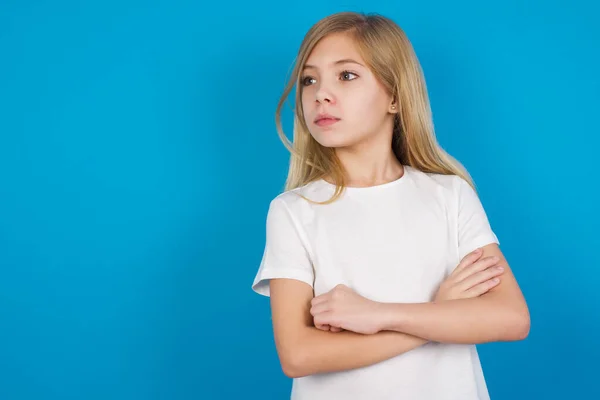 Ernst Schöne Kaukasische Mädchen Shirt Hält Die Hände Überkreuzt Steht — Stockfoto