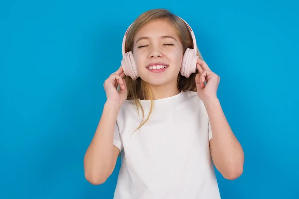 Aangenaam Mooi Kaukasisch Meisje Draagt Shirt Geniet Van Het Luisteren — Stockfoto