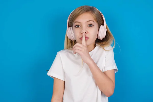 Tişört Giyen Beyaz Güzel Bir Kız Dudaklarında Kablosuz Kulaklıkla Sessiz — Stok fotoğraf