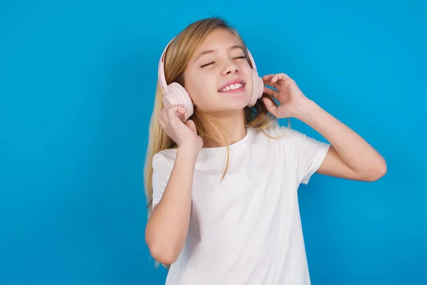 Piękna Biała Dziewczyna Koszulce Słuchawkami Głowie Słucha Muzyki Cieszy Się — Zdjęcie stockowe