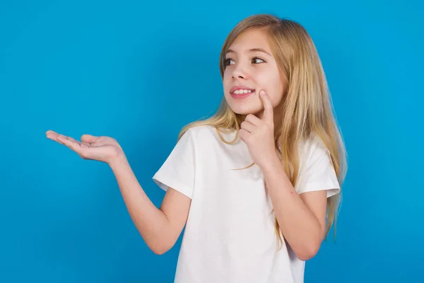 Positivo Hermosa Chica Caucásica Usando Camiseta Anuncio Promo Touch Dedo — Foto de Stock