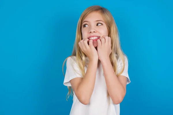 Aterrorizado Bela Menina Caucasiana Vestindo Shirt Parece Vazio Espaço Casa — Fotografia de Stock