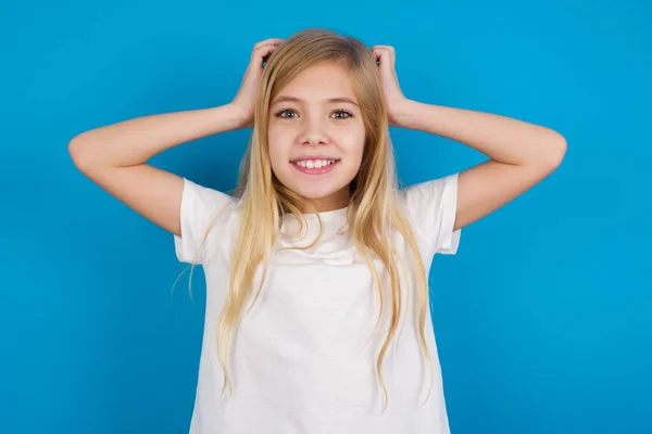 Alegre Alegrada Linda Caucasiano Menina Vestindo Shirt Reage Levantando Mãos — Fotografia de Stock