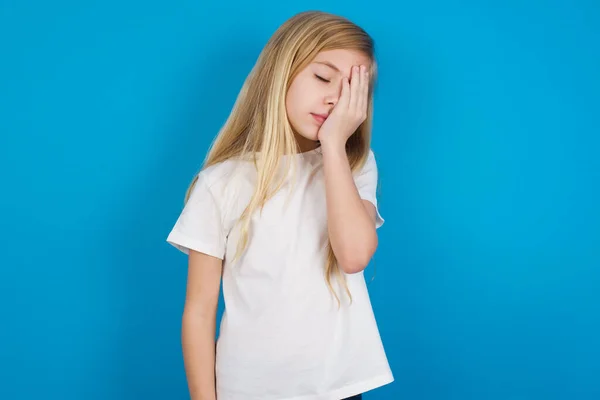 美丽的高加索女孩穿着T恤 脸上挂着忧郁的表情 一边哭一边用手捂住脸 抑郁症的概念 — 图库照片