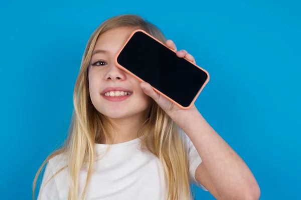 Beautiful Caucasian Girl Wearing Shirt Holding Modern Smartphone Covering One — Stock Photo, Image