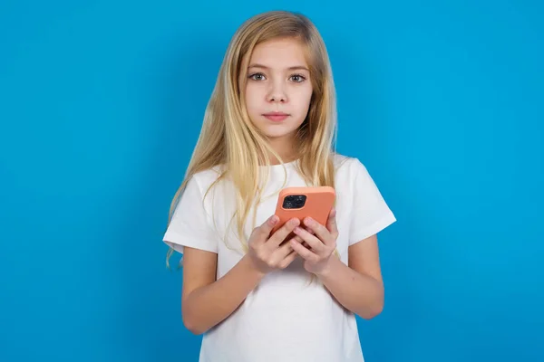 Portrait Serious Confident Beautiful Caucasian Girl Wearing Shirt Holding Phone — Stock Photo, Image
