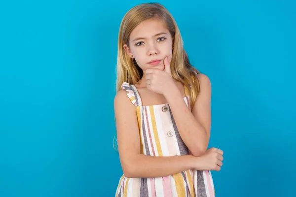 Bedachtzame Glimlach Mooie Blanke Meisje Draagt Zomerjurk Houdt Hand Onder — Stockfoto