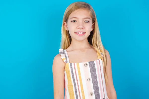 Retrato Menina Caucasiana Bonita Sucesso Vestindo Vestido Verão Sorrindo Amplamente — Fotografia de Stock