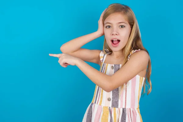 Mooi Kaukasisch Meisje Dragen Zomer Jurk Gevoel Positief Heeft Verbaasd — Stockfoto