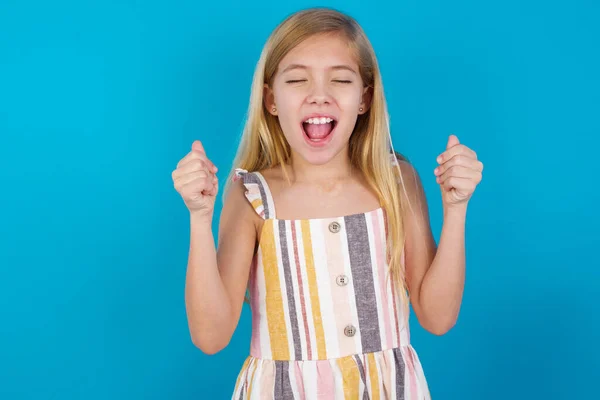 Bela Menina Caucasiana Vestindo Vestido Verão Regozijando Seu Sucesso Vitória — Fotografia de Stock