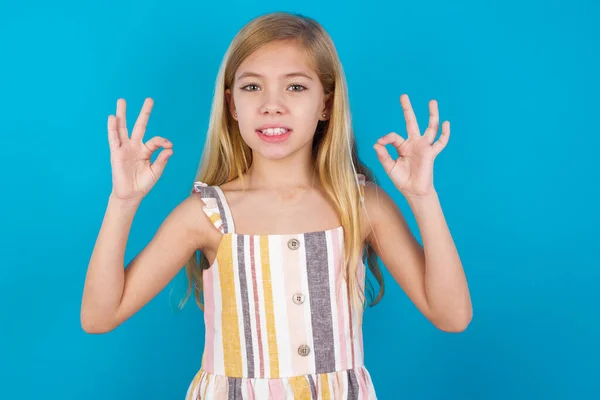 Menina Branca Bonita Feliz Vestindo Vestido Verão Mostra Sinal Com — Fotografia de Stock