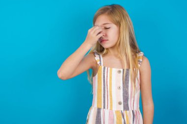 Çok üzgün, beyaz elbiseli güzel bir kız burnuna kapalı bir şekilde dokunuyor, ağlamak istiyor, stresli bir ilişkisi var ya da işle ilgili sorunları var.