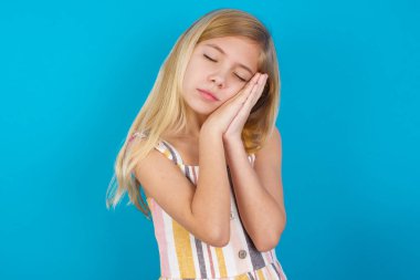 Rahatla ve uyu. Yorgun, beyaz elbiseli, gözleri kapalı, avuç içlerine yaslanmış güzel bir kız..